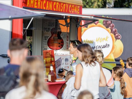 Unterschiedliche Speisen aus aller Welt beim Food-Truck-Festival in Serfaus Fiss Ladis | © Serfaus-Fiss-Ladis Marketing GmbH | Fabian Schirgi