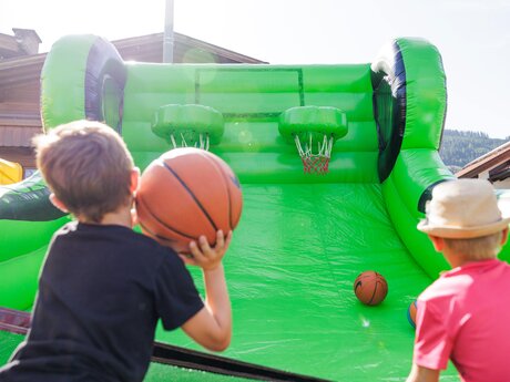Kinder beim Basketball spielen | © Serfaus-Fiss-Ladis Marketing GmbH | Fabian Schirgi