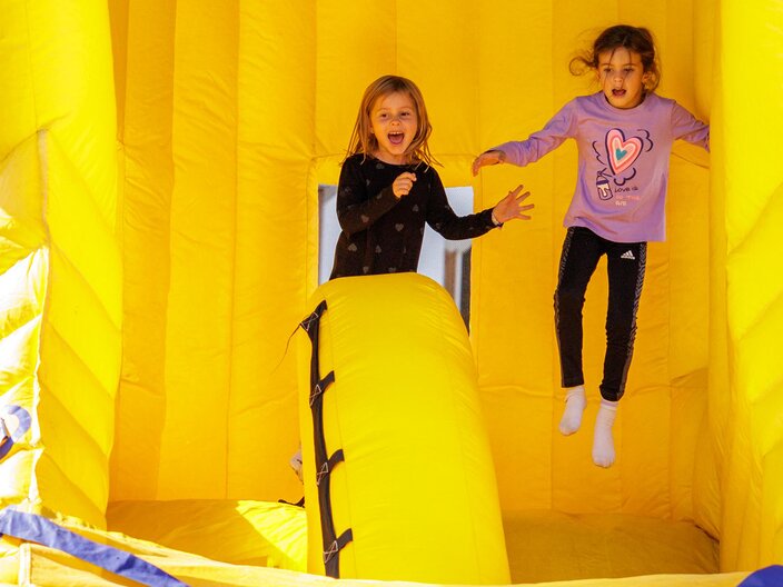 Verschiedene Hüpfburgen in Serfaus-Fiss-Ladis | © Serfaus-Fiss-Ladis Marketing GmbH | Fabian Schirgi