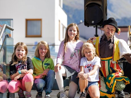 Lustig Spiele auf der Puint Bühne in Serfaus | © Serfaus-Fiss-Ladis Marketing GmbH | Fabian Schirgi