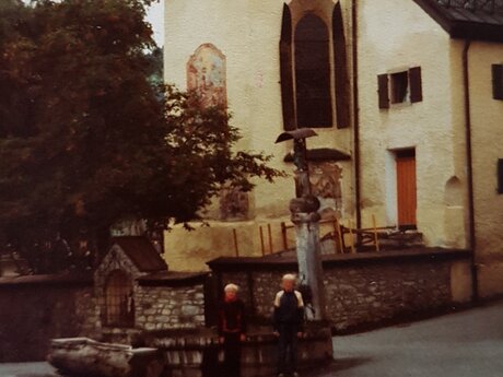 Kirche und Dorfbrunnen von Fiss | © Carel Tijssen