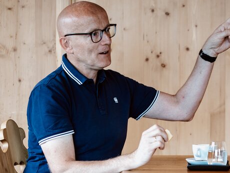 Gespräche mit einem Stammgast über Serfaus-Fiss-Ladis | © Serfaus-Fiss-Ladis Marketing GmbH | Rene Raggl