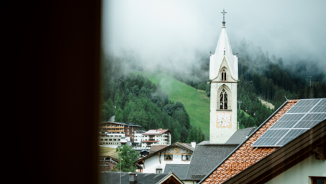 Der Kirchturm von Serfaus vor einem Nebelmeer | © Serfaus-Fiss-Ladis Marketing GmbH | Rene Raggl