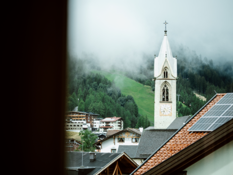 Der Kirchturm von Serfaus vor einem Nebelmeer | © Serfaus-Fiss-Ladis Marketing GmbH | Rene Raggl