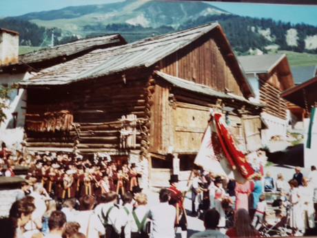 Ein Bild vom Kirchtag in Fiss mit der Musikkapelle vor dem Fisser Dorfbrunnen | © Carel Tijssen