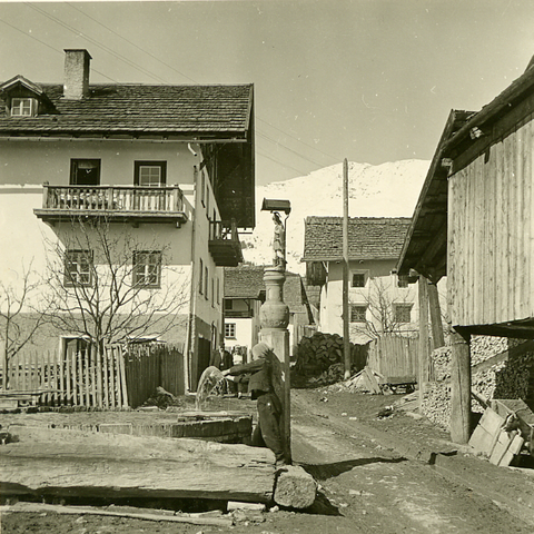 Schwarz-Weiß-Bild vom Dorfbrunnen in Serfaus  | © Serfaus-Fiss-Ladis Marketing GmbH