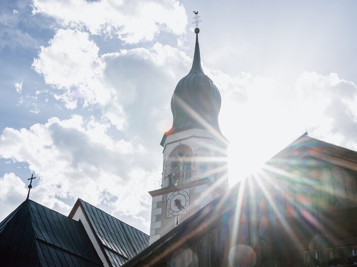 Nahaufnahme von der Kirche im Dorf Fiss in Tirol | © Serfaus-Fiss-Ladis Marketing GmbH | Rene Raggl