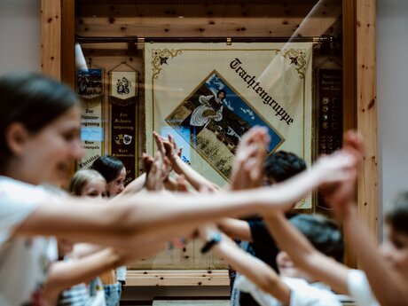 Probe der Kindertrachtengruppe aus Fiss in Tirol | © Serfaus-Fiss-Ladis Marketing GmbH | Rene Raggl