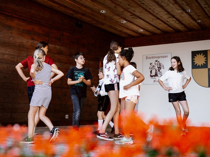 Tanzprobe auf der Bühne im Pavillon Fiss von der Kindertrachtengruppe Fiss | © Serfaus-Fiss-Ladis Marketing GmbH | Rene Raggl