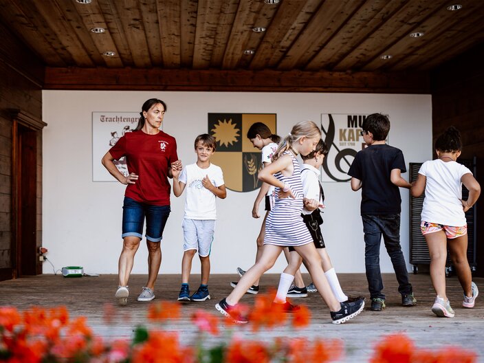 Tanztraining auf der Bühne der Kindertrachtengruppe Fiss | © Serfaus-Fiss-Ladis Marketing GmbH | Rene Raggl