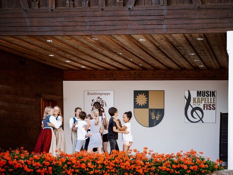 Tanzprobe der Kindertrachtengruppe für das Brunnenfest in Serfaus Fiss Ladis Tirol | © Serfaus-Fiss-Ladis Marketing GmbH | Rene Raggl