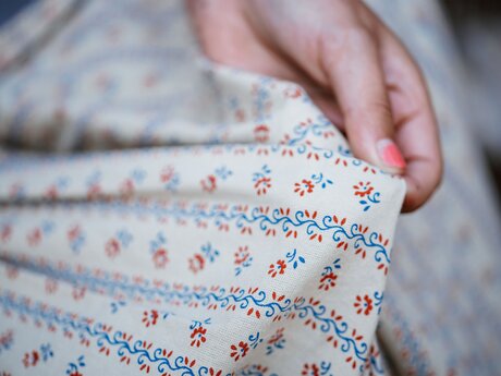 Trachtenschürze der Kindertrachtengruppe aus Fiss in Tirol Österreich | © Serfaus-Fiss-Ladis Marketing GmbH | Rene Raggl