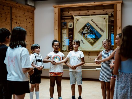 Tanzprobe der Kindertrachtengruppe aus Fiss in Tirol | © Serfaus-Fiss-Ladis Marketing GmbH | Rene Raggl