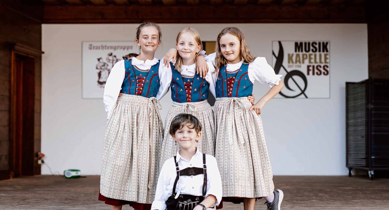 Die Kindertrachtengruppe aus Fiss in Tirol in ihrem traditionellen Gewand | © Serfaus-Fiss-Ladis Marketing GmbH | Rene Raggl