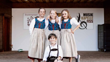 Die Kindertrachtengruppe aus Fiss in Tirol in ihrem traditionellen Gewand | © Serfaus-Fiss-Ladis Marketing GmbH | Rene Raggl