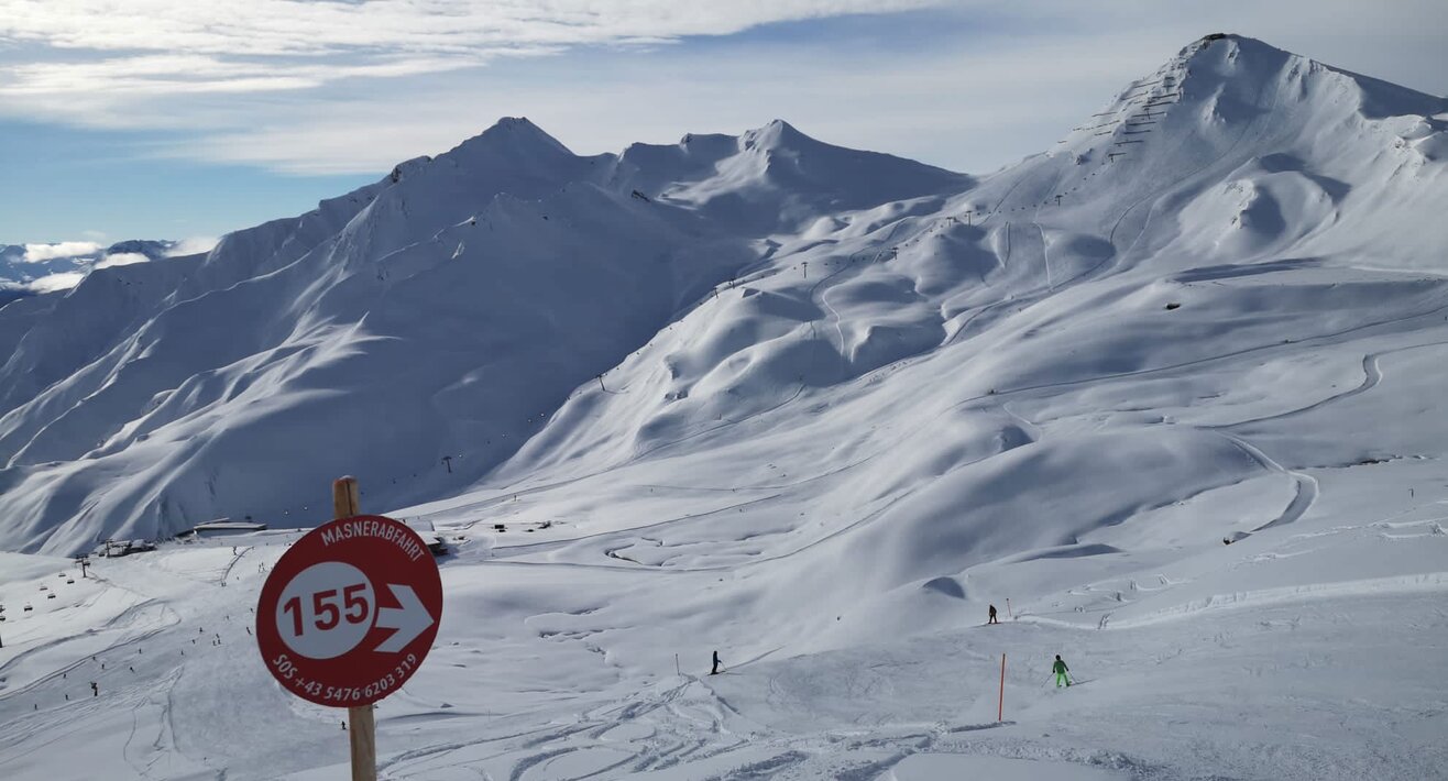 Die Masnerabfahrt im Skigebiet Serfaus-Fiss-Ladis hat die Pistennummer 155 und ist eine rote Piste. Sie führt von der Bergstation der Arrezjochbahn ins Masnergebiet | © Serfaus-Fiss-Ladis Marketing GmbH