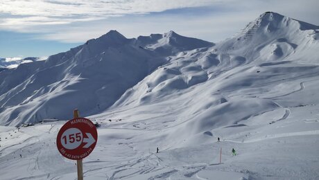 Die Masnerabfahrt im Skigebiet Serfaus-Fiss-Ladis hat die Pistennummer 155 und ist eine rote Piste. Sie führt von der Bergstation der Arrezjochbahn ins Masnergebiet | © Serfaus-Fiss-Ladis Marketing GmbH