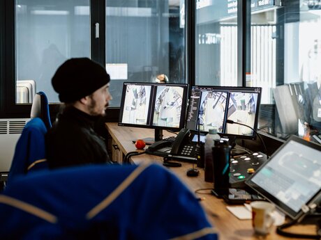 Seilbahnmitarbeiter in der Zentrale der neuen Komperdellbahn in Serfaus Fiss Ladis | © Serfaus-Fiss-Ladis Marketing GmbH | Rene Raggl