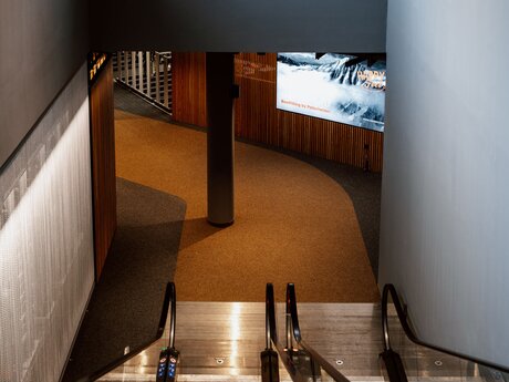 Über Rolltreppen gelangt man zum Skiverleih und Skidepot CheckIn in Serfaus | © Serfaus-Fiss-Ladis Marketing GmbH | Rene Raggl