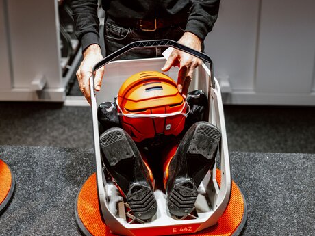 Boxen für Depotmöglichkeiten für Helm Skischuhe und Handschuhe im CheckIn Sport Patscheider | © Serfaus-Fiss-Ladis Marketing GmbH | Rene Raggl