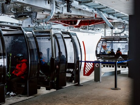 Einfaches Ein-und Aussteigen in der Zwischenstation der Komperdellbahn in Serfaus Tirol | © Serfaus-Fiss-Ladis Marketing GmbH | Rene Raggl