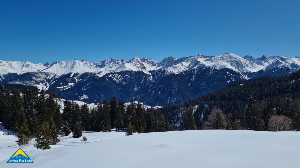 Ein traumhaftes Winterpanorama mit viel Sonnenschein bietet sich in den Bergen von Serfaus Fiss Ladis in Tirol Österreich | © Serfaus-Fiss-Ladis Marketing GmbH