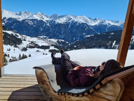 Eine Genussstation am Panorama-Genussweg einem Winterwanderweg in Serfaus Fiss Ladis Tirol Österreich | © Serfaus-Fiss-Ladis Marketing GmbH