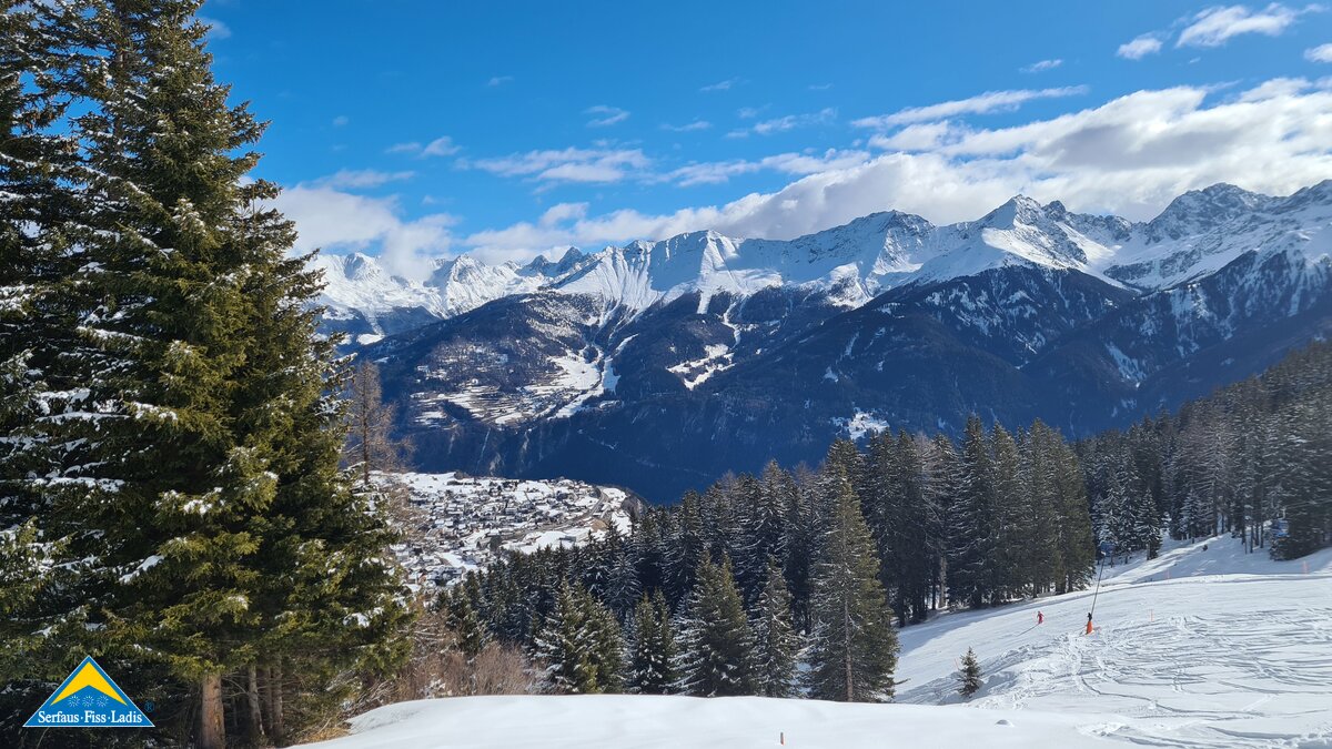 Am Panorama-Genussweg hat man einen herrlichen Blick auf das Dorf Fiss in Tirol | © Serfaus-Fiss-Ladis Marketing GmbH