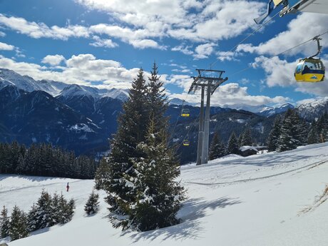 Unterhalb der Gondel Sunliner führt ein Winterwanderweg durch Serfaus Fiss Ladis | © Serfaus-Fiss-Ladis Marketing GmbH