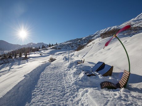 Wohlfühlstationen am Panorama-Genussweg in Serfaus-Fiss-Ladis laden zum rasten und genießen ein | © Serfaus-Fiss-Ladis Marketing GmbH | Andreas Kirschner