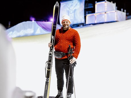 Skilehrer Hermann: Vintage-Skis aus den 1960ern im Nightflow in Fiss | © Serfaus-Fiss-Ladis Marketing GmbH | Rene Raggl