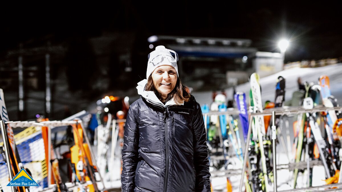 Show-Koordinatorin Eva gibt die Kommandos beim Nightflow in Serfaus-Fiss-Ladis in Tirol | © Serfaus-Fiss-Ladis Marketing GmbH | Rene Raggl