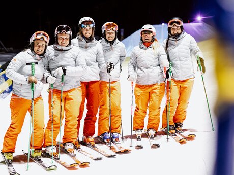 Eingespieltes Skilehrer-Team: Perfekte Abstimmung in der Show Nightflow in Serfaus-Fiss-Ladis  | © Serfaus-Fiss-Ladis Marketing GmbH | Rene Raggl