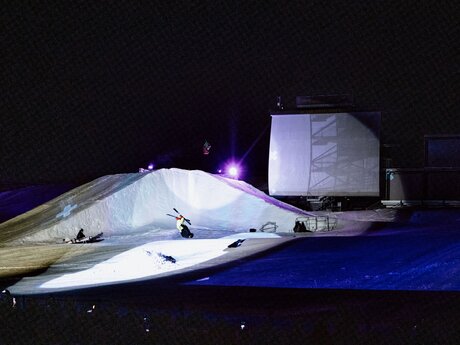 Die Freeskier-Truppe beim Nightflow in Fiss rund um Goffi Gram zeigt dem Publikum ihre Tricks | © Serfaus-Fiss-Ladis Marketing GmbH | Rene Raggl