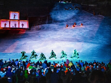 Skifahrer, Snowboarder und Drohnen sorgen für wöchentliche Nightflow-Action in Fiss | © Serfaus-Fiss-Ladis Marketing GmbH | Rene Raggl