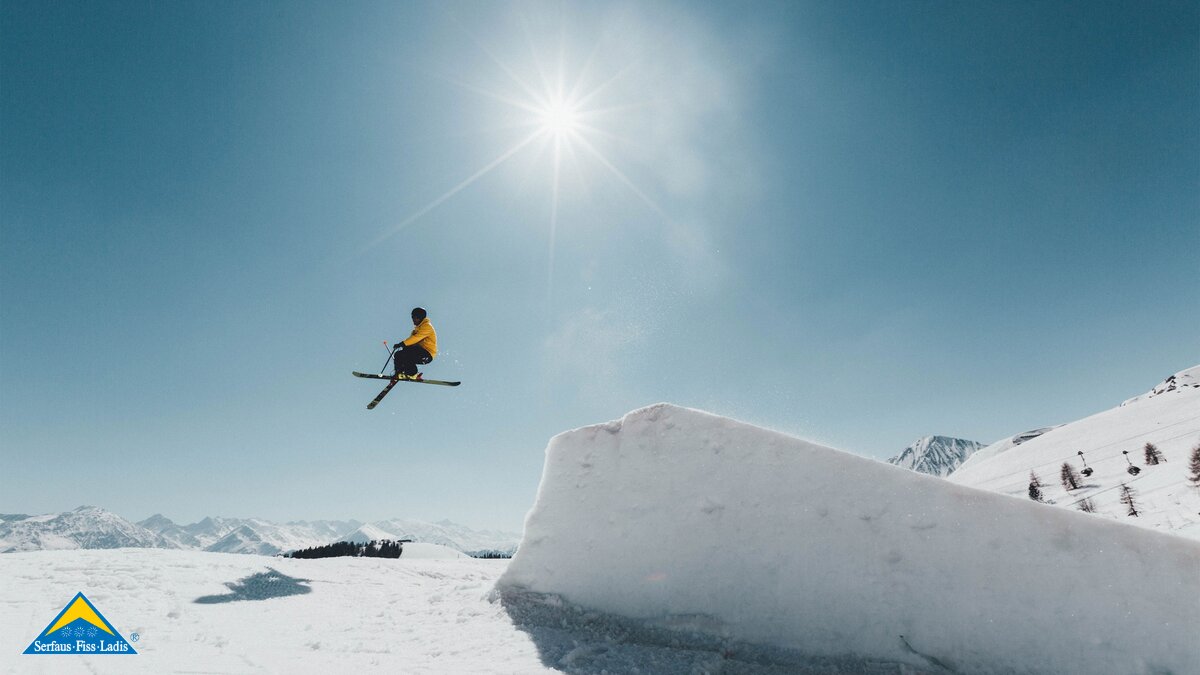 Sprung über den großen Kicker im Snowpark Serfaus Fiss Ladis in Tirol Österreich | © Serfaus-Fiss-Ladis Marketing GmbH | Elias Pöham