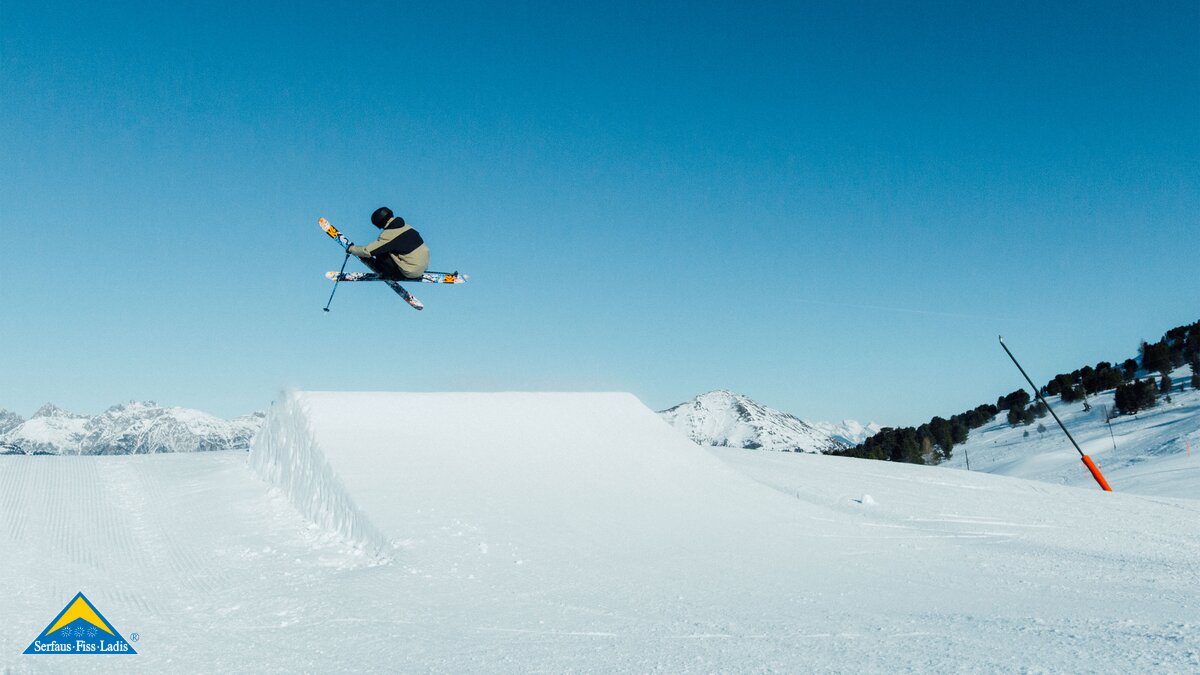 Sprungspaß für wagemutige Freestyler in den Snowparks im Skigebiet Serfaus Fiss Ladis Tirol Österreich | © Serfaus-Fiss-Ladis Marketing GmbH | Elias Pöham