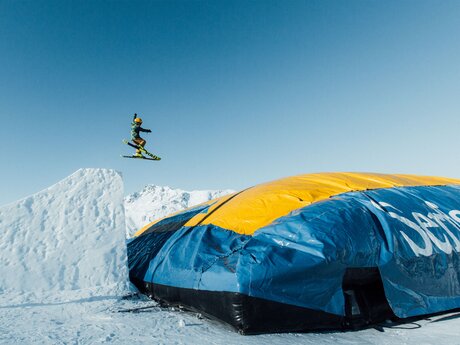 Sprung in den Airbag im Skigebiet Serfaus Fiss Ladis | © Serfaus-Fiss-Ladis Marketing GmbH | Elias Pöham