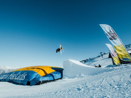 Mehrere Airbags stehen im Skigebiet Serfaus Fiss Ladis für Freestyler und Freeskier zur Verfügung | © Serfaus-Fiss-Ladis Marketing GmbH | Elias Pöham