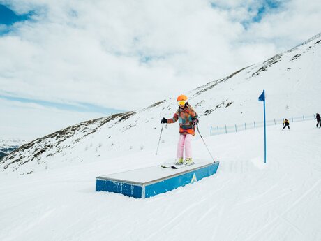 Obstacles für Anfänger in den Snowparks von Serfaus-Fiss-Ladis in Tirol Österreich | © Serfaus-Fiss-Ladis Marketing GmbH | Elias Pöham