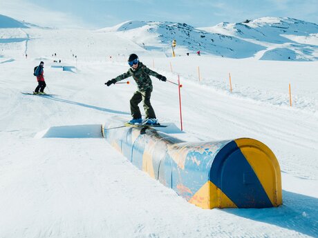 Fortgeschrittene Obstacles in den Snowparks von Serfaus-Fiss-Ladis in Tirol Österreich | © Serfaus-Fiss-Ladis Marketing GmbH | Elias Pöham