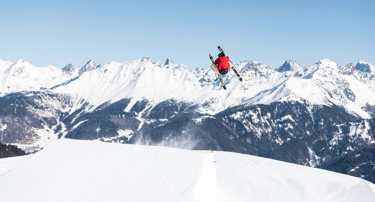 Atemberaubende Sprünge über die Kicker und Hindernisse sind in den Fun Areas und Snowparks im Skigebiet Serfaus Fiss Ladis möglich | © Serfaus-Fiss-Ladis Marketing GmbH | Rene Raggl