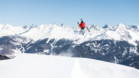 Atemberaubende Sprünge über die Kicker und Hindernisse sind in den Fun Areas und Snowparks im Skigebiet Serfaus Fiss Ladis möglich | © Serfaus-Fiss-Ladis Marketing GmbH | Rene Raggl