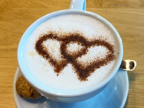 Cappuccino beim Bergfrühstück im Familienrestaurant Sonnenburg in Fiss | © Serfaus-Fiss-Ladis Marketing GmbH