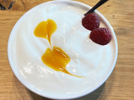 Heimisches Bergjoghurt vom Bauern in Ladis für das Bergfrühstück in Serfaus Fiss Ladis | © Serfaus-Fiss-Ladis Marketing GmbH