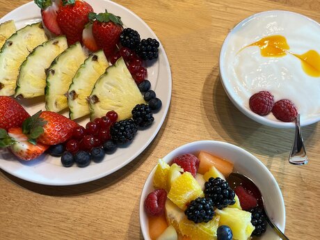 Obstvariationen und Joghurt beim Bergfrühstück in Serfaus-Fiss-Ladis | © Serfaus-Fiss-Ladis Marketing GmbH
