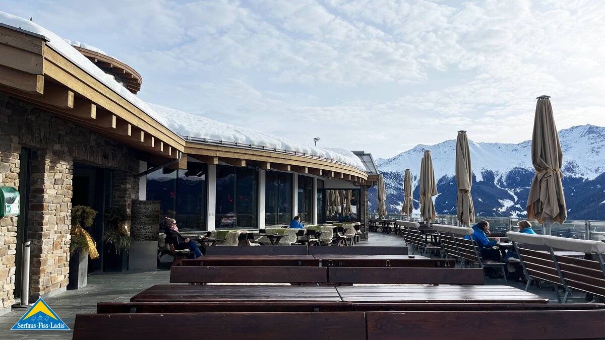 Die Sonnenterrasse des Familienrestaurant Sonnenburg im Skigebiet Serfaus Fiss Ladis | © Serfaus-Fiss-Ladis Marketing GmbH