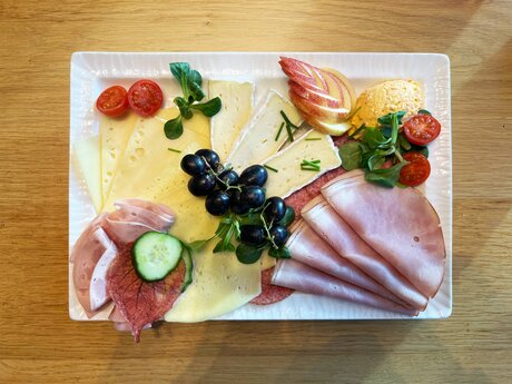 Wurst- und Käseaufschnitt sowie hausgemachter Dip für ein stärkendes Bergfrühstück | © Serfaus-Fiss-Ladis Marketing GmbH