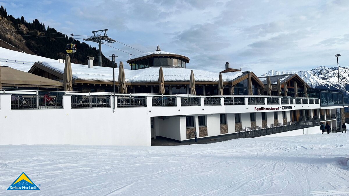 Das Familienrestaurant Sonnenburg befindet sich an der Mittelstation der Sonnenbahn zwischen Fiss und Ladis im Skigebiet Serfaus Fiss Ladis in Tirol  | © Serfaus-Fiss-Ladis Marketing GmbH
