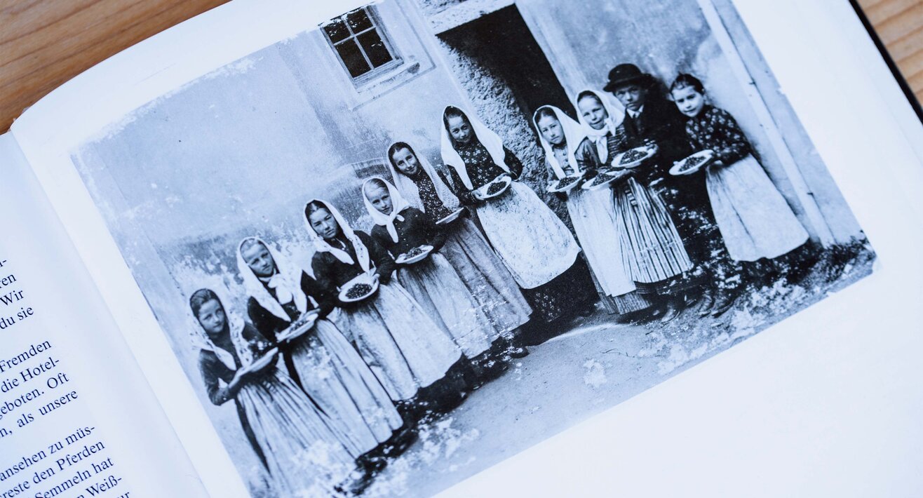 Schwarz-weiß Foto von den Erdbeerkindern aus Ladis in Tirol | © Serfaus-Fiss-Ladis Marketing GmbH | Rene Raggl